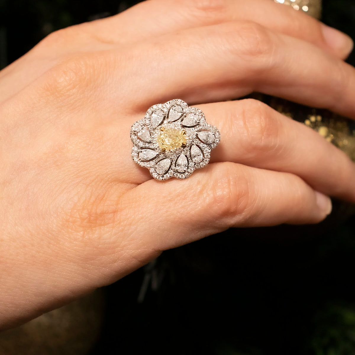 Inel Floare cu diamant galben de 1.04ct si diamante albe  1.27ct din aur alb de 18k
