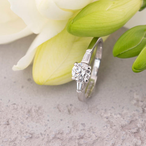 Inel de logodna solitaire cu 0.50ct diamant central  si 0.30ct din aur alb de 18K