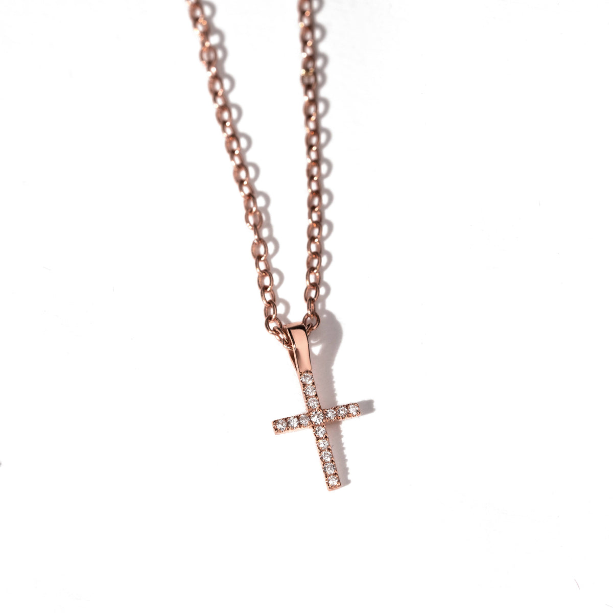 Lantisor Cruciulita cu diamante din aur roz de 18k