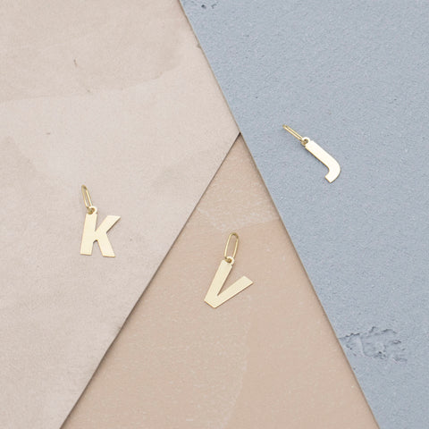 Pandant Litera V aur galben 14K