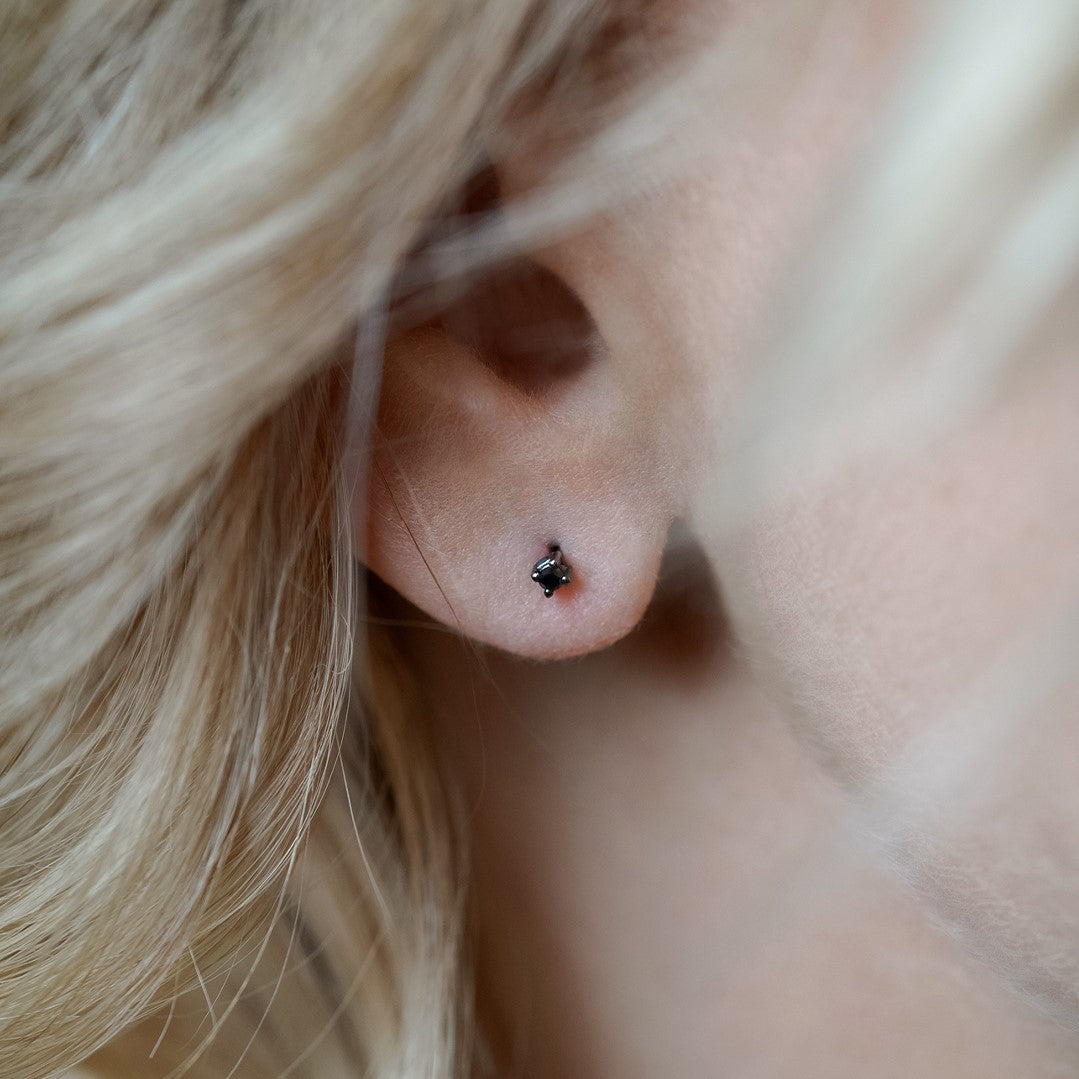 Cercei studs cu diamante negre 0.10ct din aur de 18k